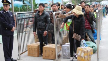 Kinh-nghiem-di-lay-hang-o-cho-Mong-Cai-1