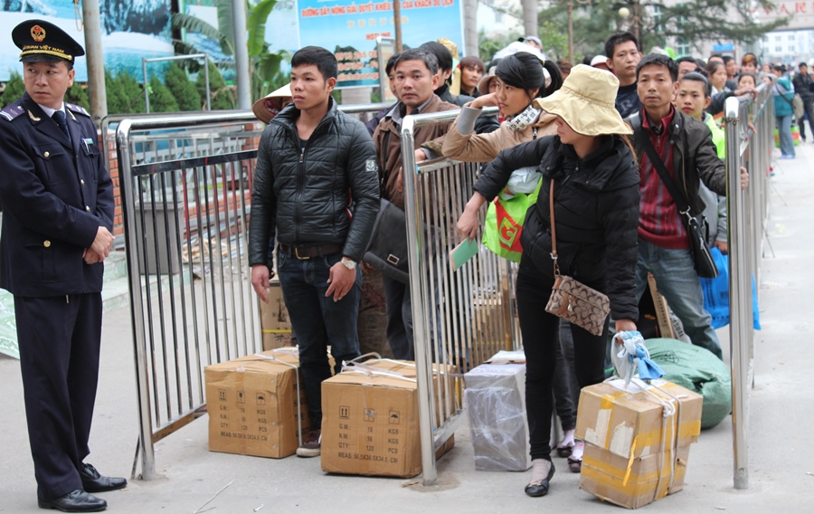 Kinh-nghiem-di-lay-hang-o-cho-Mong-Cai-1